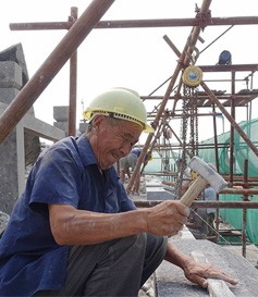衛(wèi)輝望京樓修繕施工頂層外沿青石吊裝工作