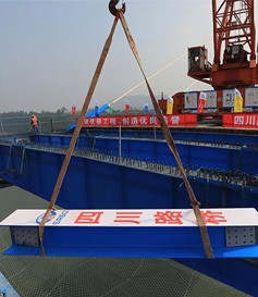 宜賓南溪長(zhǎng)江公路大橋工程小縱梁吊裝作業(yè)