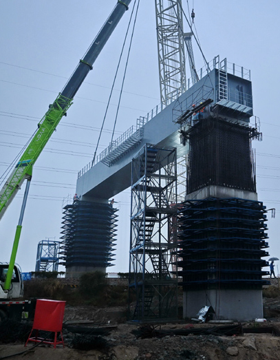 新建福廈鐵路全線首片上跨既有線鋼蓋梁吊裝成功