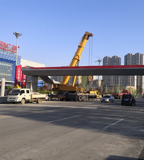 濱州主城區(qū)渤海十一路過街天橋完成主體吊裝